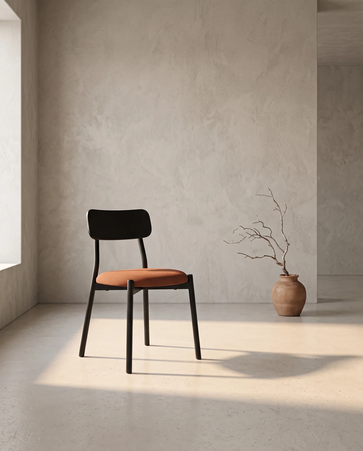 Silla Gala Terracota de Alto Metal en un comedor minimalista con luz cálida lateral.