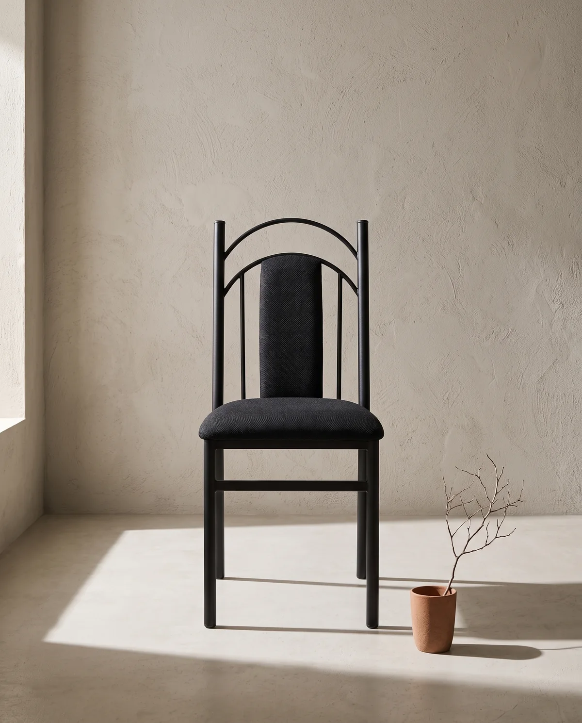 Silla Venecia de Alto Metal en un comedor minimalista con luz cálida lateral.