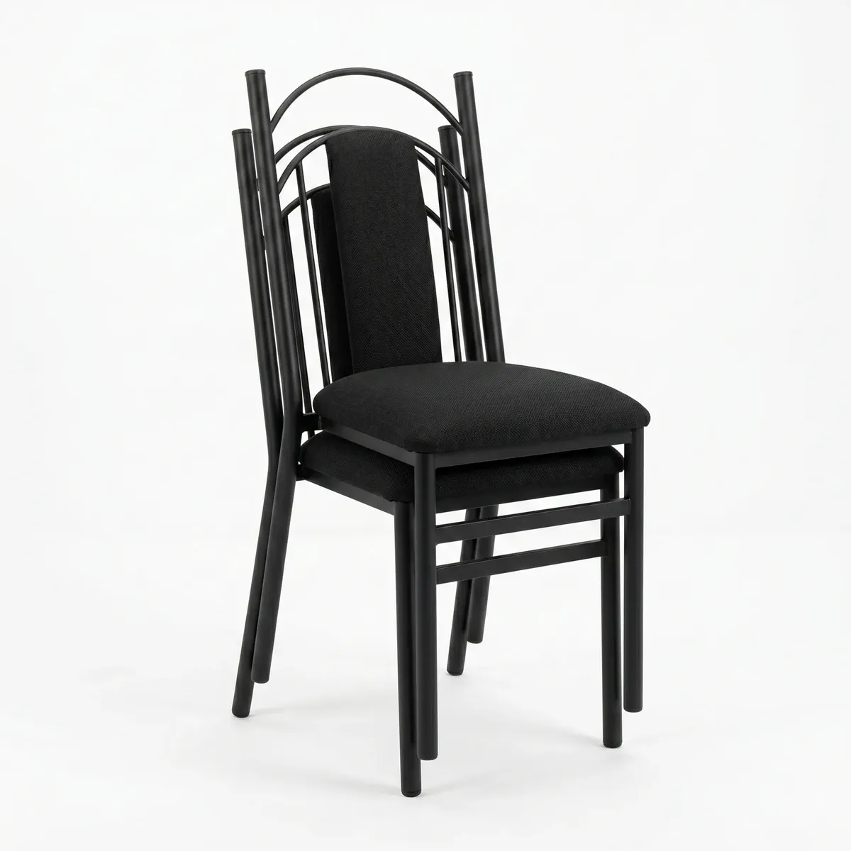 Silla de comedor Venecia de Alto Metal, acero tubular negro con arco decorativo y asiento acolchado.