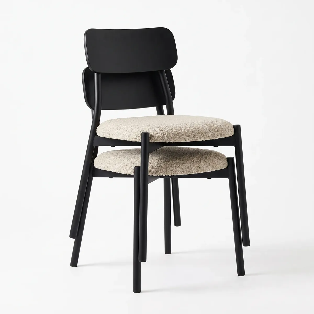 Silla de comedor Gala de Alto Metal, acero tubular negro con respaldo de lámina rolada y asiento bouclé gris.