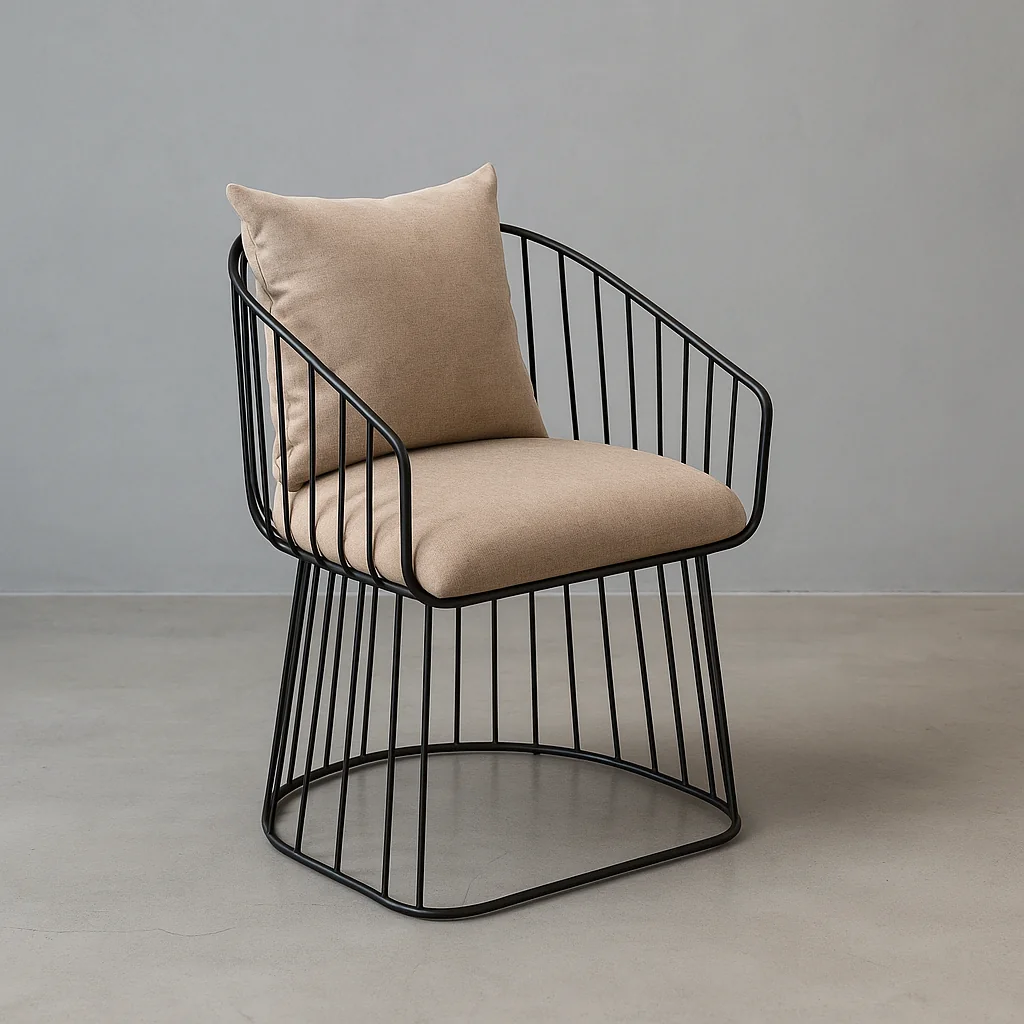 Silla Copa de varilla de acero en forma de copa con cojines beige.