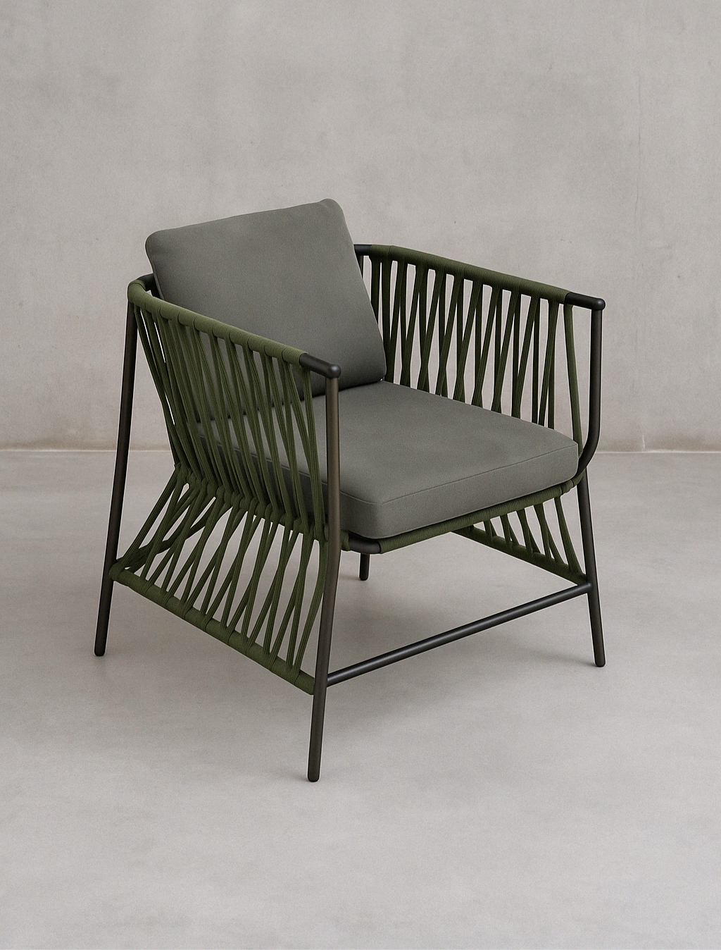 Silla Tejida con tejido artesanal sobre estructura metálica.