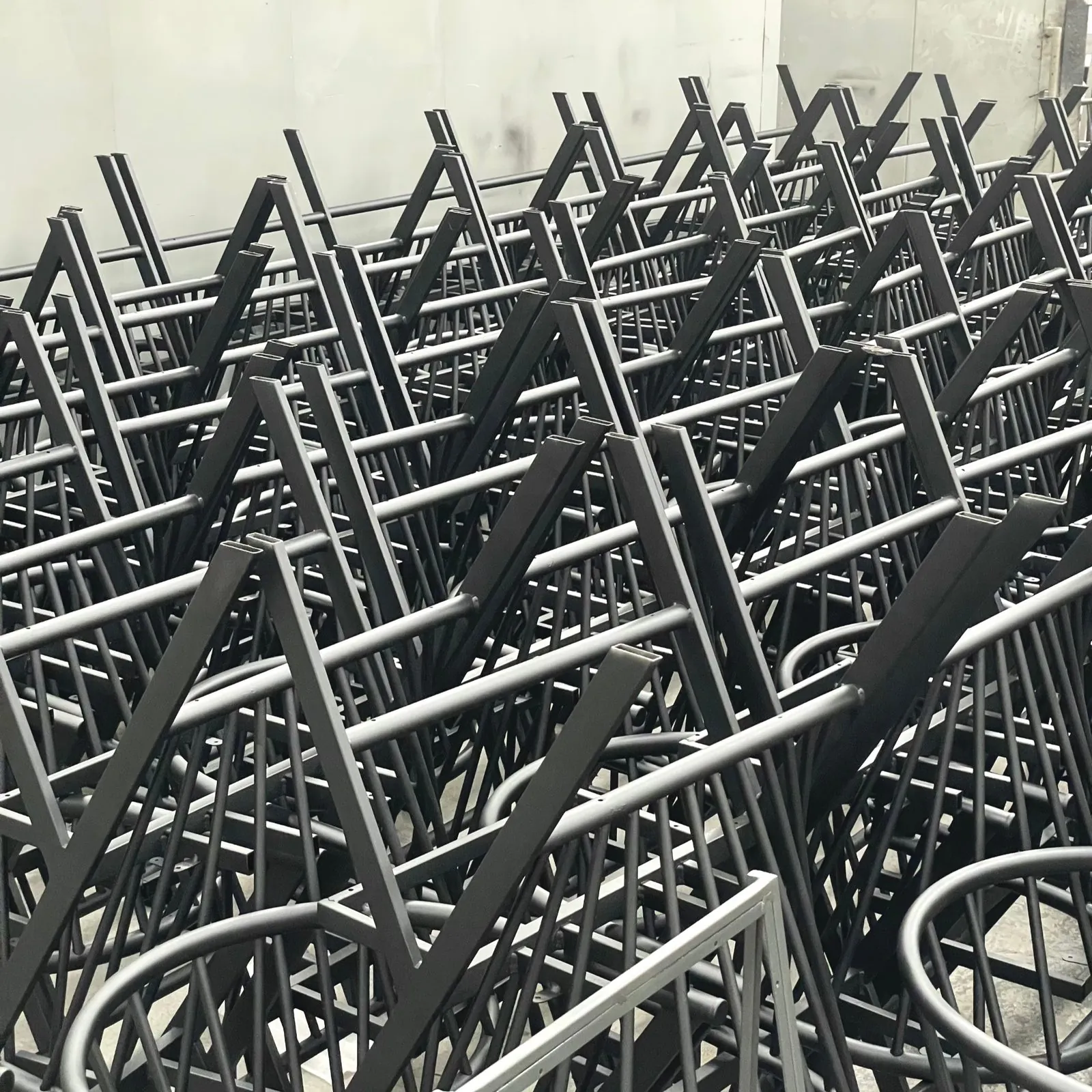 Estructuras de sillas de acero recién pintadas en el taller de Alto Metal.